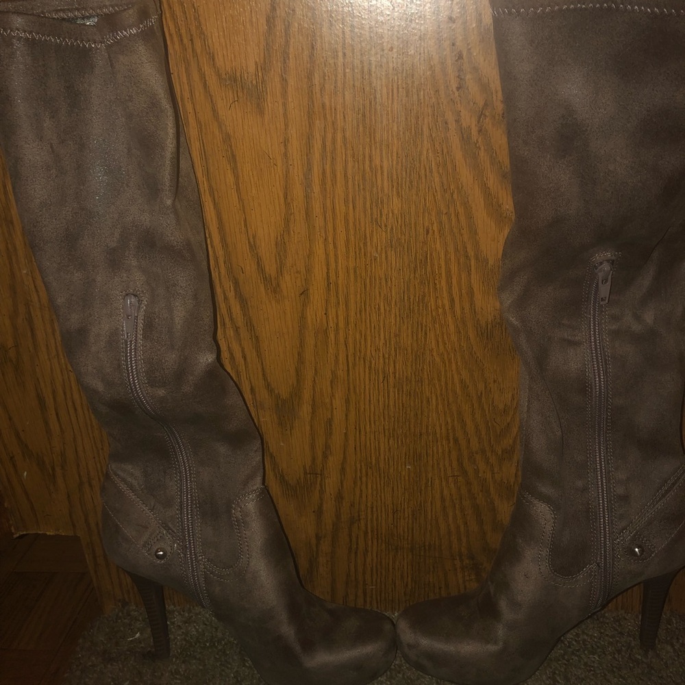 Boots - Picture 2 of 5